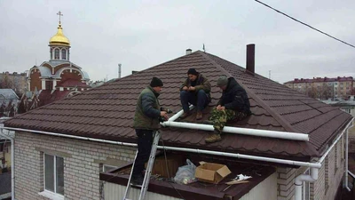Монтаж водосточных желобов в Ставрополе с помощью разнорабочих