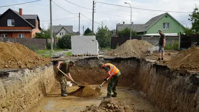 Котлован под дом в Ставрополе - разработка грунта с персоналом