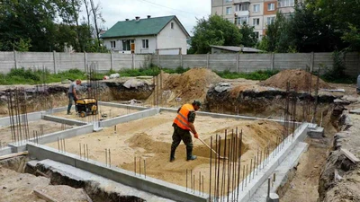 Засыпка котлована в Ставрополе вручную и с персоналом