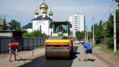 Укладка асфальтовой крошки с рабочими в Ставрополе