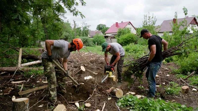 Расчистка участка под строительство разнорабочими в Ставрополе