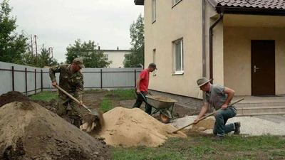 Отсыпка участка щебнем и песком вокруг дома в Ставрополе