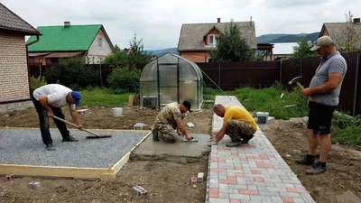 Площадка для автомобиля из щебня и бетона под ключ на даче в Ставрополе