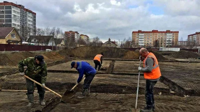 Вертикальная планировка грунта разнорабочими в Ставрополе - цены 2025