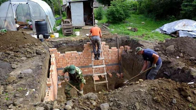 Выкопать погреб на даче вручную в Ставрополе - цена под ключ