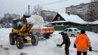 Уборка снега разнорабочими на участке в Ставрополе - цена от 1500 рублей